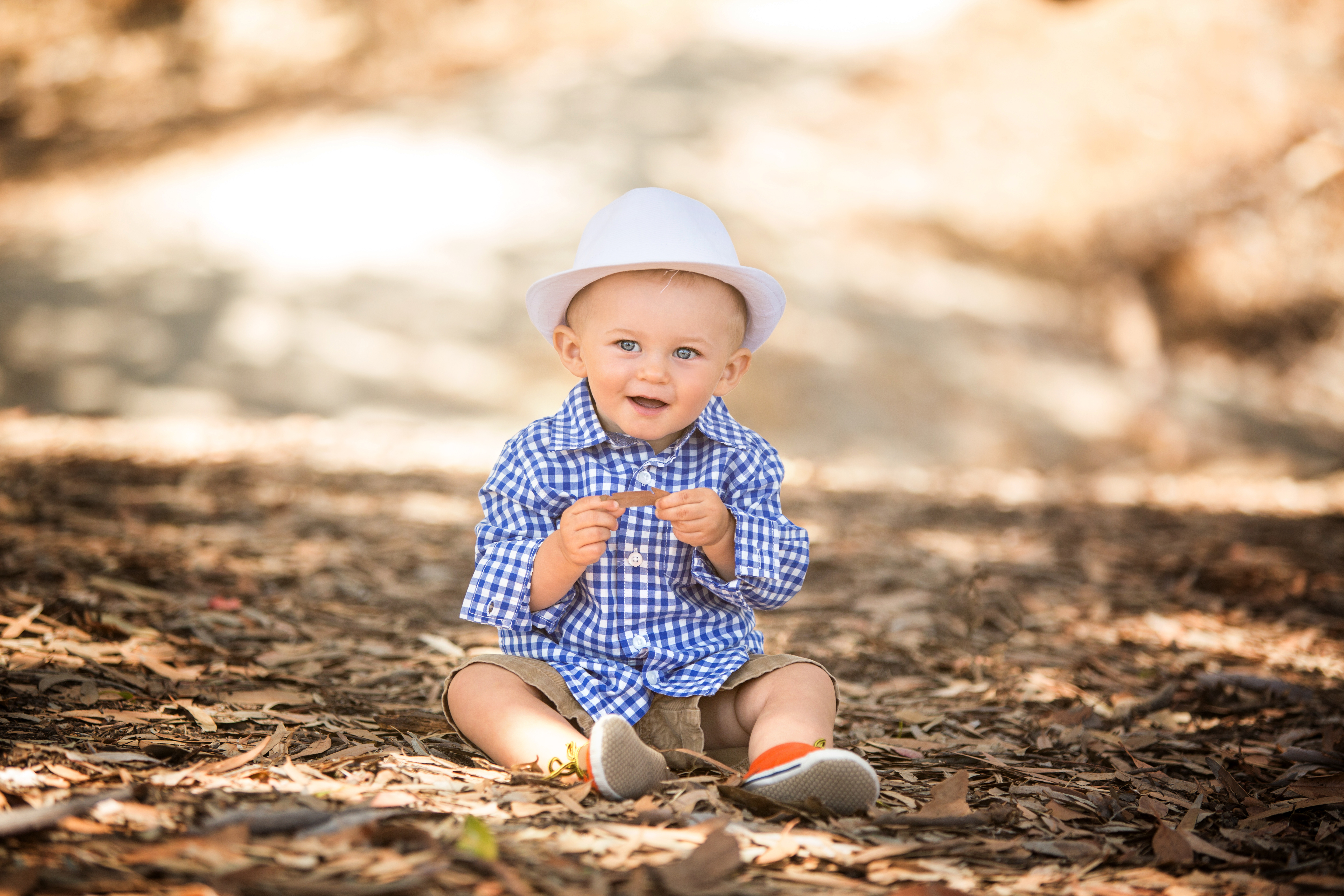 wooden backdrop one year baby photography fedora white outdoors