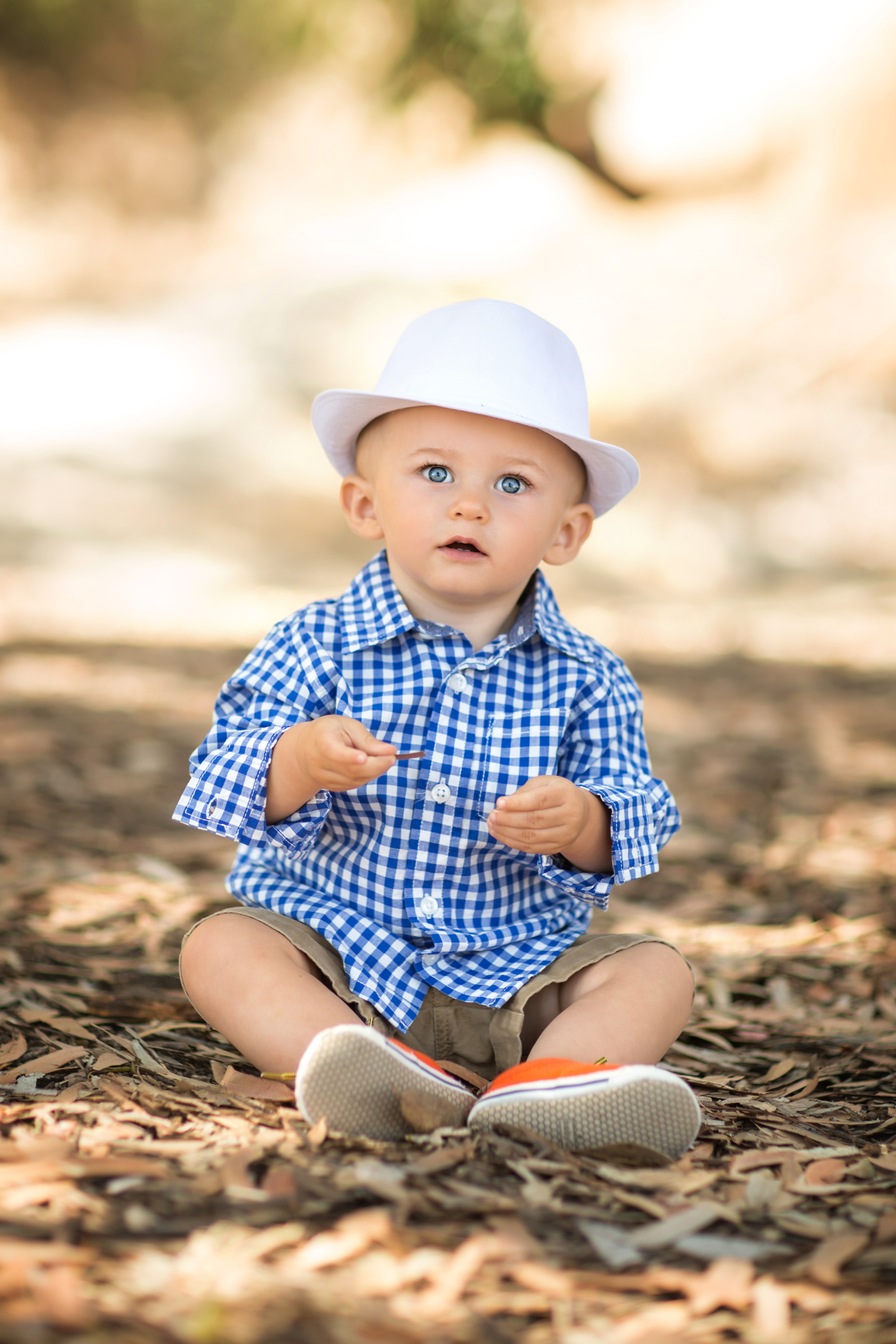 wooden backdrop one year baby photography fedora white outdoors2