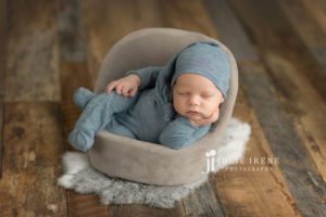 posing pod boy newborn photographer julie irene