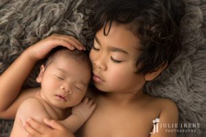 amazing sibling newborn photography