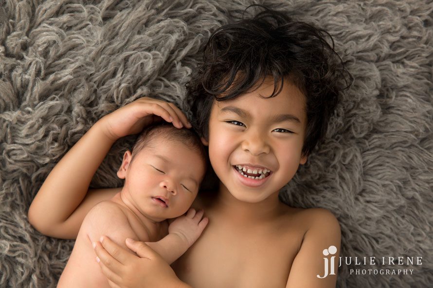 happy sibling newborn photography julieirene